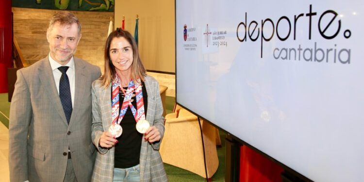 La Atleta cantabra Junto al Consejero en la Sala Maria Blanchard del Palacio de Festivales