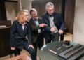 La directora general de Cultura, Eva Guillermina Fernández, junto con los investigadores Roberto Ontañón y Pablo Arias