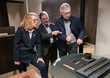 La directora general de Cultura, Eva Guillermina Fernández, junto con los investigadores Roberto Ontañón y Pablo Arias