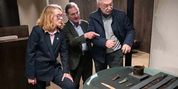 La directora general de Cultura, Eva Guillermina Fernández, junto con los investigadores Roberto Ontañón y Pablo Arias