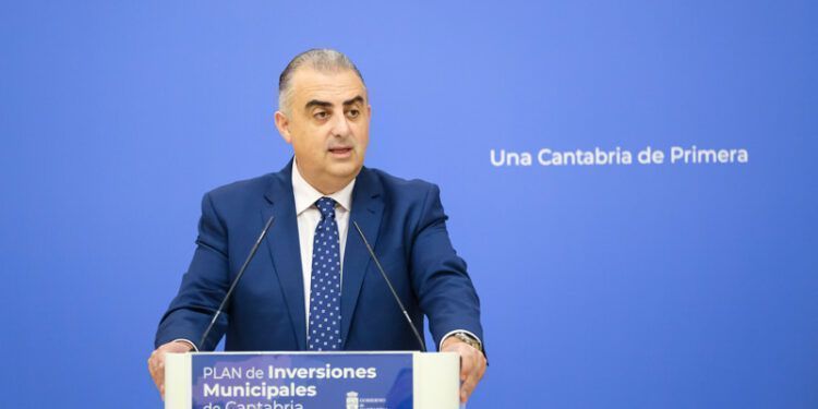 consejero de Fomento, Vivienda, Ordenación del Territorio y Medio Ambiente, Roberto Media