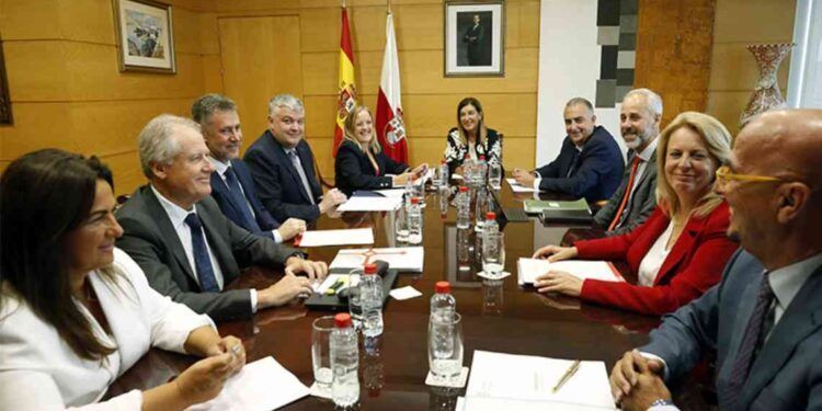 Imagen del Consejo de Gobierno autorizando inversion en valdecilla y carreteras