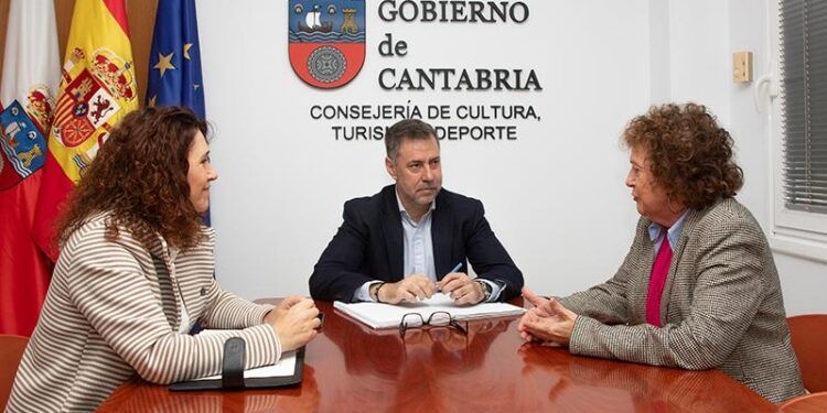 Reunión entre el consejero de Cultura y la alcaldesa (Foto: Cristina Santiago)
