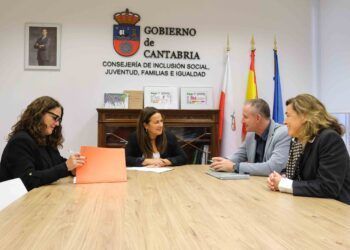 Carmen Arce, Begoña Gómez del Río, César Anievas y Ana San Segundo en el transcurso de la reunión