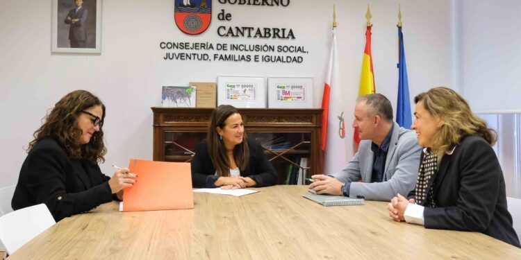 Carmen Arce, Begoña Gómez del Río, César Anievas y Ana San Segundo en el transcurso de la reunión