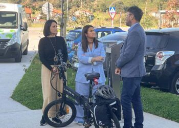Carmen Pérez, Begoña Gómez del Río y Luis Escagedo junto a una estación de reparación de bicicletas instalada en Santa Cruz de Bezana