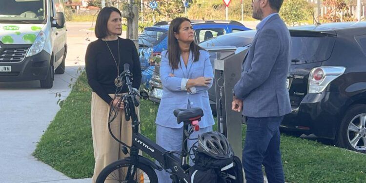 Carmen Pérez, Begoña Gómez del Río y Luis Escagedo junto a una estación de reparación de bicicletas instalada en Santa Cruz de Bezana