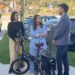 Carmen Pérez, Begoña Gómez del Río y Luis Escagedo junto a una estación de reparación de bicicletas instalada en Santa Cruz de Bezana