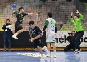 Jugador del Bathco BM Torrelavega, Álex Rubiño realizando un lanzamiento a portería