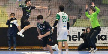 Jugador del Bathco BM Torrelavega, Álex Rubiño realizando un lanzamiento a portería