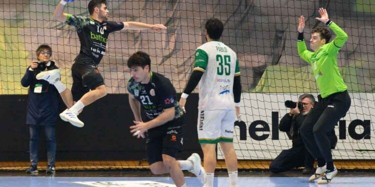 Jugador del Bathco BM Torrelavega, Álex Rubiño realizando un lanzamiento a portería
