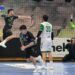 Jugador del Bathco BM Torrelavega, Álex Rubiño realizando un lanzamiento a portería