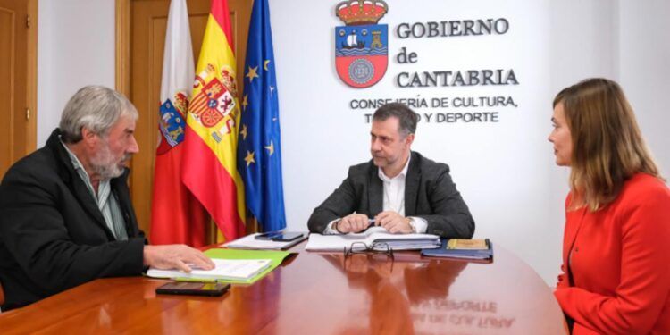 Consejero y alcalde reunión sobre Santa María de Hito