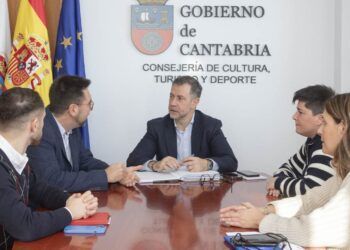 Reunión del consejero de Cultura y el alcalde de Colindres para analizar proyectos locales