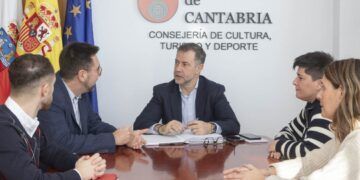 Reunión del consejero de Cultura y el alcalde de Colindres para analizar proyectos locales