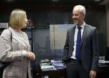 El Consejero Sergio Silva y la Alcaldesa de Entrambasaguas para el acuerdo de la cubierta del CEIP Aguanaz
