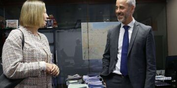 El Consejero Sergio Silva y la Alcaldesa de Entrambasaguas para el acuerdo de la cubierta del CEIP Aguanaz