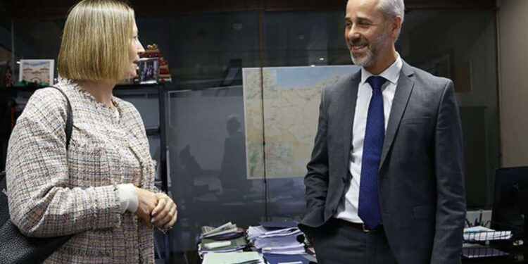 El Consejero Sergio Silva y la Alcaldesa de Entrambasaguas para el acuerdo de la cubierta del CEIP Aguanaz