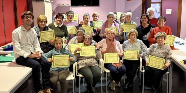 Mayores participando en los talleres de memoria organizados por Bienestar Social.