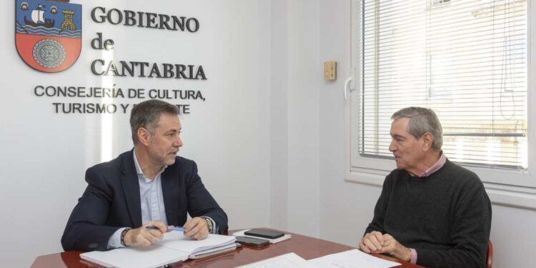 Reunión para tratar las obras de rehabilitación del palacio del amo