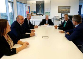 El consejero, durante su encuentro con representantes de la Asociación Cántabra de la Empresas Familiares