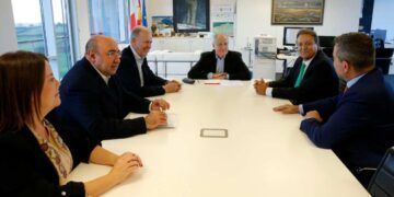 El consejero, durante su encuentro con representantes de la Asociación Cántabra de la Empresas Familiares