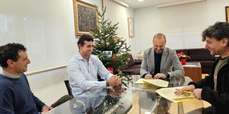 Firma del convenio para la Escuela de Circo en Torrelavega