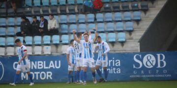 Jugadores de la Gimnastica, celebrando el gol de la victoria