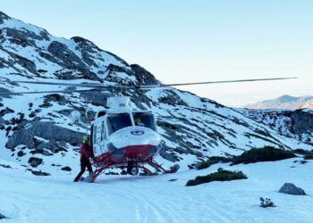 helicóptero del Gobierno de Cantabria en las labores de rastreo de la persona desaparecida
