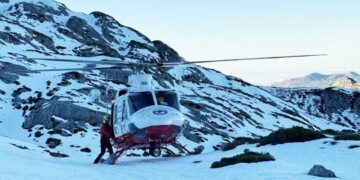 helicóptero del Gobierno de Cantabria en las labores de rastreo de la persona desaparecida
