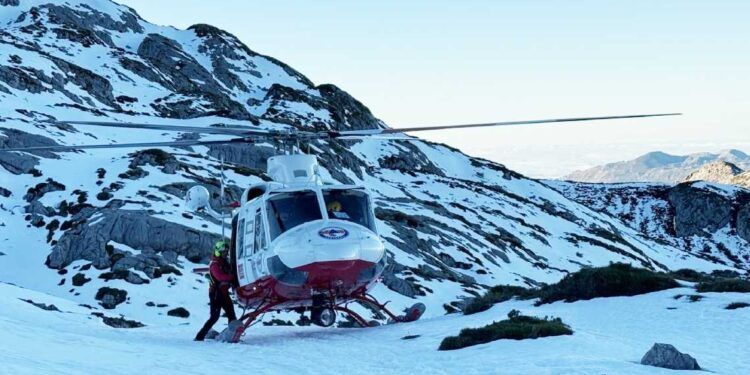 helicóptero del Gobierno de Cantabria en las labores de rastreo de la persona desaparecida