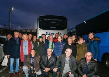 Personas mayores asistentes al Racing-Eldense en una iniciativa contra la soledad no deseada