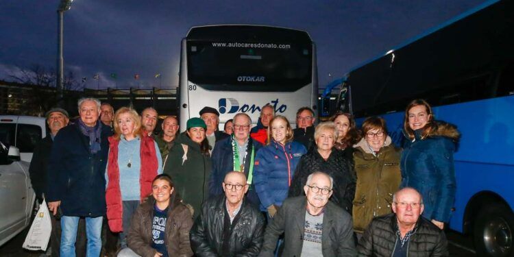 Personas mayores asistentes al Racing-Eldense en una iniciativa contra la soledad no deseada
