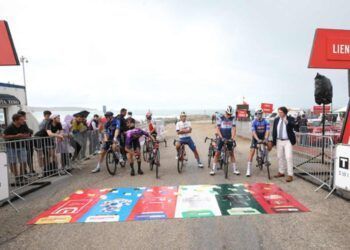 Ciclistas durante una etapa de la Vuelta Ciclista a España en Cantabria.