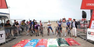 Ciclistas durante una etapa de la Vuelta Ciclista a España en Cantabria.