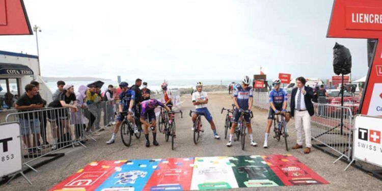 Ciclistas durante una etapa de la Vuelta Ciclista a España en Cantabria.