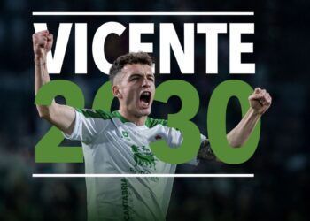 Iñigo Vicente firma su renovación con el Racing