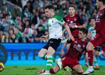 Iñigo Vicente jugador del Racing de Santander, rodeado de jugadores del Mirandes