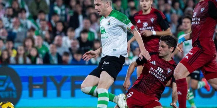 Iñigo Vicente jugador del Racing de Santander, rodeado de jugadores del Mirandes