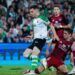 Iñigo Vicente jugador del Racing de Santander, rodeado de jugadores del Mirandes
