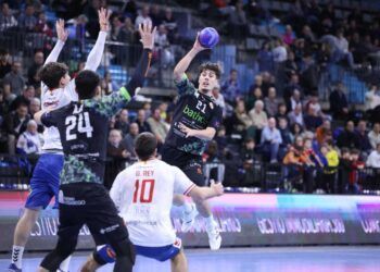 Isidoro Martínez en un ataque del Bathco BM Torrelavega en Granollers