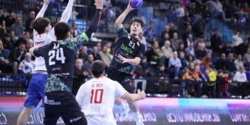 Isidoro Martínez en un ataque del Bathco BM Torrelavega en Granollers