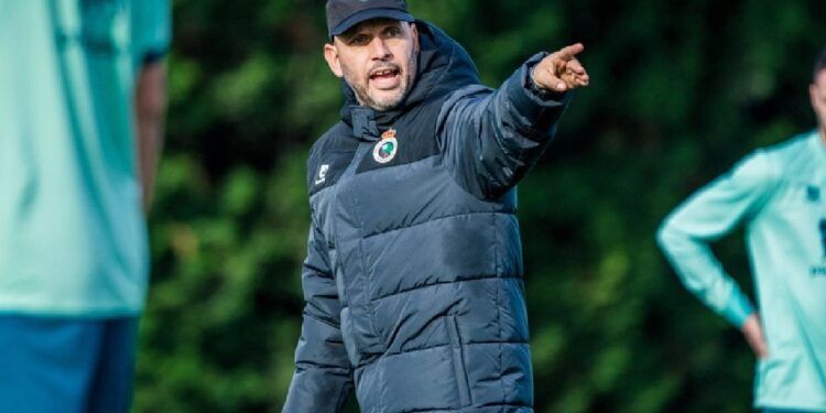 José Alberto dirige un entrenamiento del Racing de Santander.
