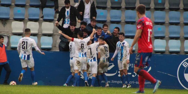 Partido de la RS Gimnástica en El Malecón contra el Numancia celebrando el gol de la victoria