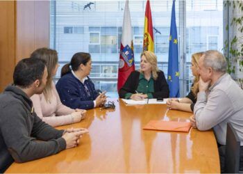 La consejera, durante su reunión con la alcaldesa de Cabuérniga y representantes de la Junta Vecinal de Viaña