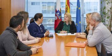La consejera, durante su reunión con la alcaldesa de Cabuérniga y representantes de la Junta Vecinal de Viaña