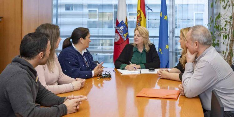 La consejera, durante su reunión con la alcaldesa de Cabuérniga y representantes de la Junta Vecinal de Viaña