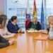La consejera, durante su reunión con la alcaldesa de Cabuérniga y representantes de la Junta Vecinal de Viaña