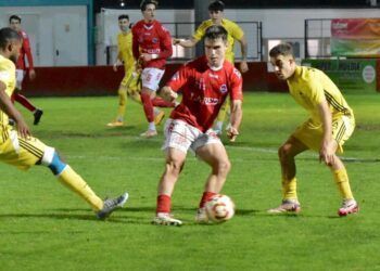 Jugadores del CD Laredo durante el partido frente al UP Langreo en San Lorenzo