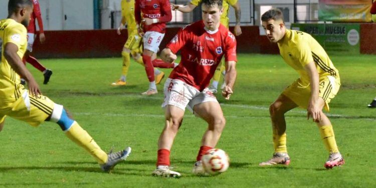 Jugadores del CD Laredo durante el partido frente al UP Langreo en San Lorenzo